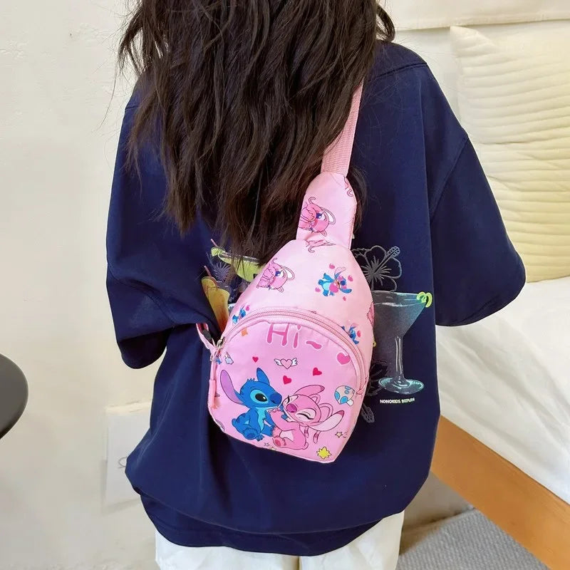 Sac de poitrine à bandoulière Stitch & Angel, sac à bandoulière dessin animé, sac à bandoulière décontracté à la mode avec porte-monnaie pour les voyages quotidiens