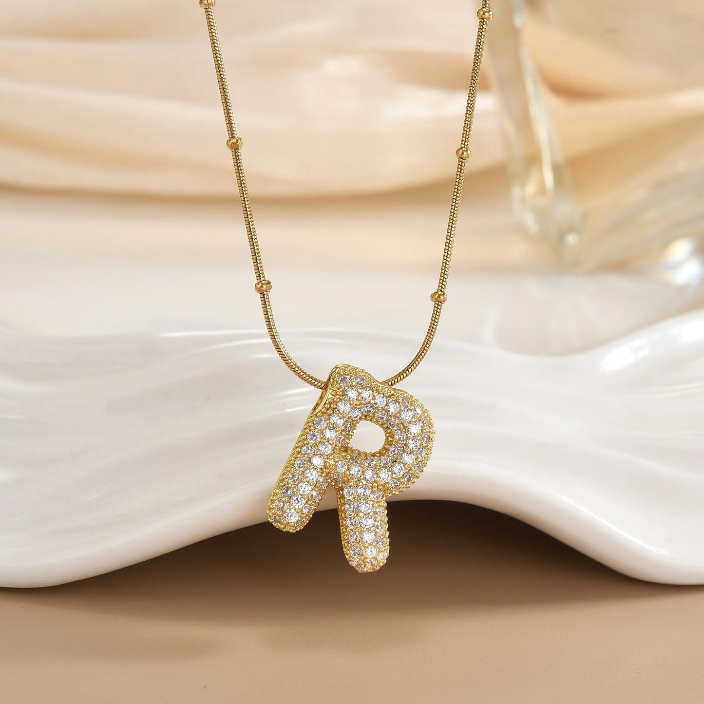 Collier pendentif 26 lettres serti de zircon brillant