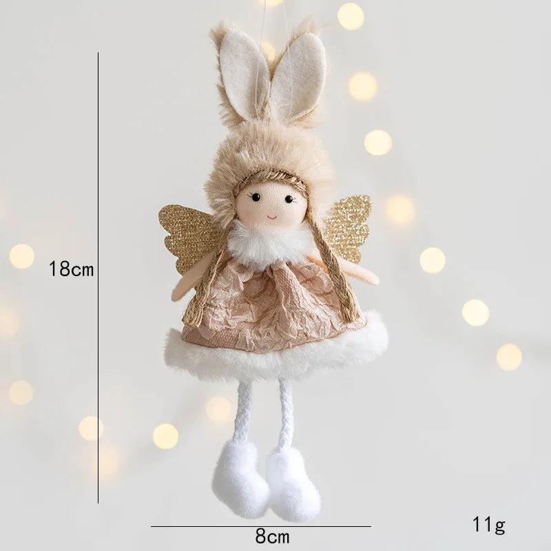 Décoration de sapin en peluche tendre mettant en scène un délicat pendentif ange