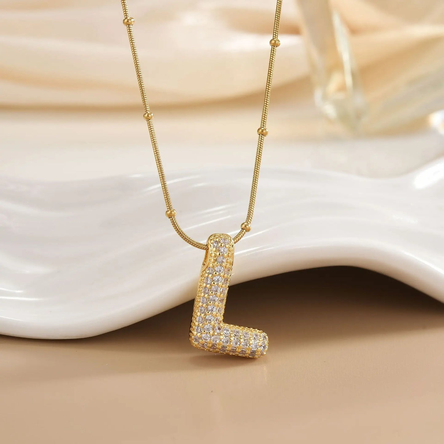 Collier pendentif 26 lettres serti de zircon brillant