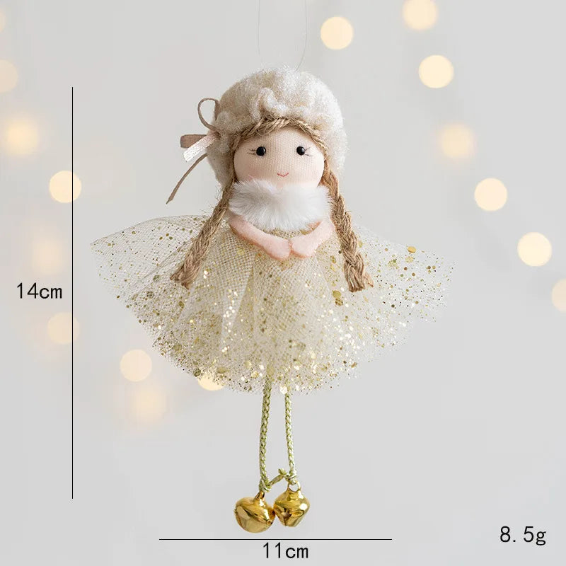 Décoration de sapin en peluche tendre mettant en scène un délicat pendentif ange