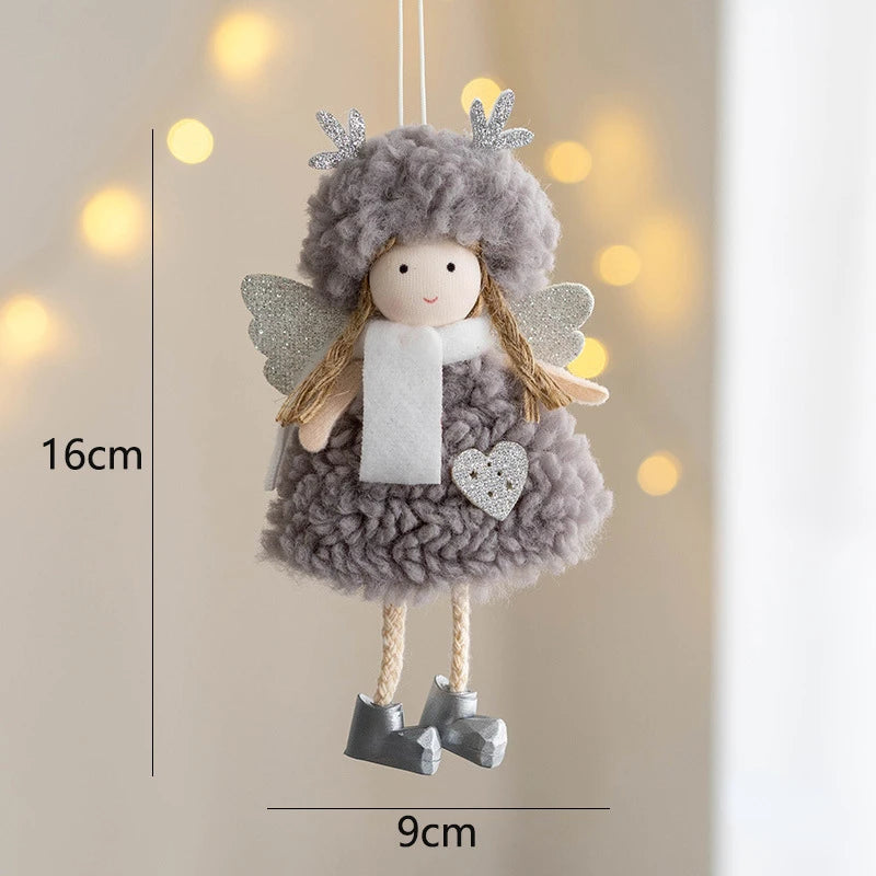 Décoration de sapin en peluche tendre mettant en scène un délicat pendentif ange