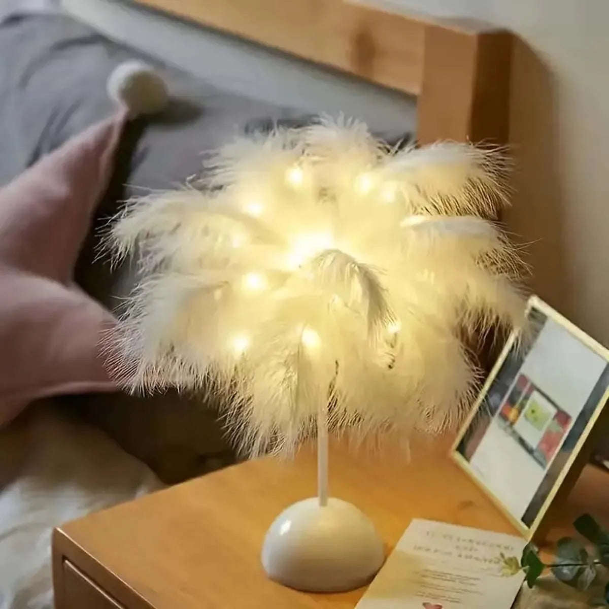Lampe de table LED au design plume pour enfants, alimentée par batterie, portable et idéale pour une décoration de chambre à coucher pour toutes les occasions, 1 pièce