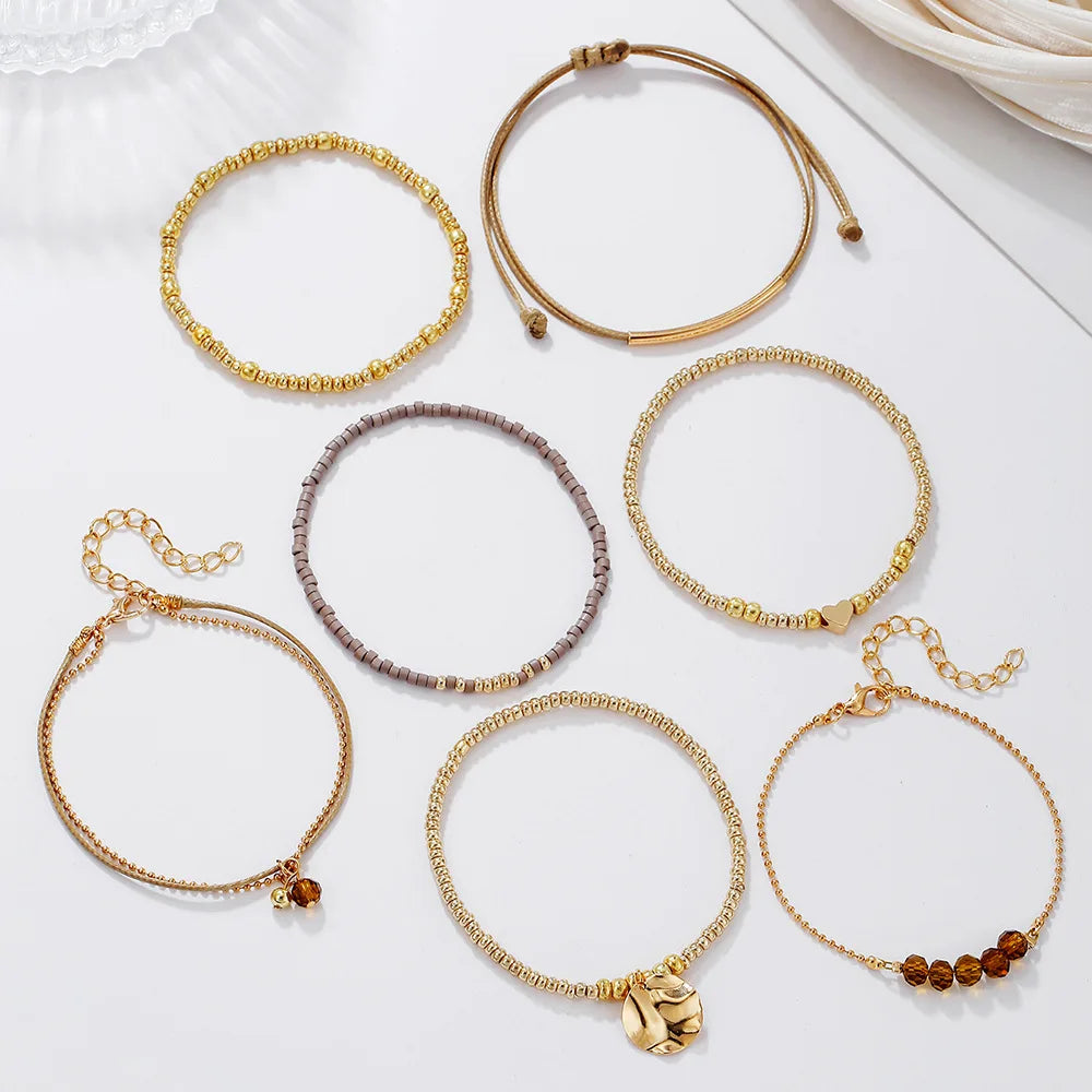 Ensemble de sept pièces de perles de style vacances bohème, bracelet de perles beiges, nouveau style de bijoux pour femmes, bracelet d'usure superposé de style ethnique