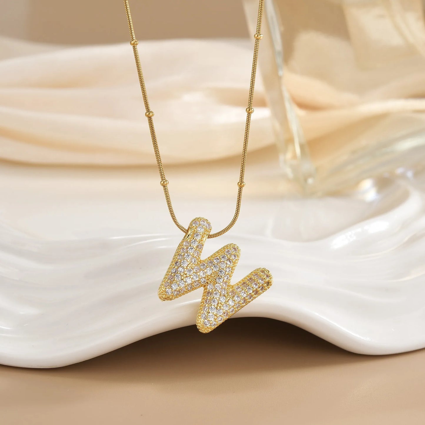 Collier pendentif 26 lettres serti de zircon brillant