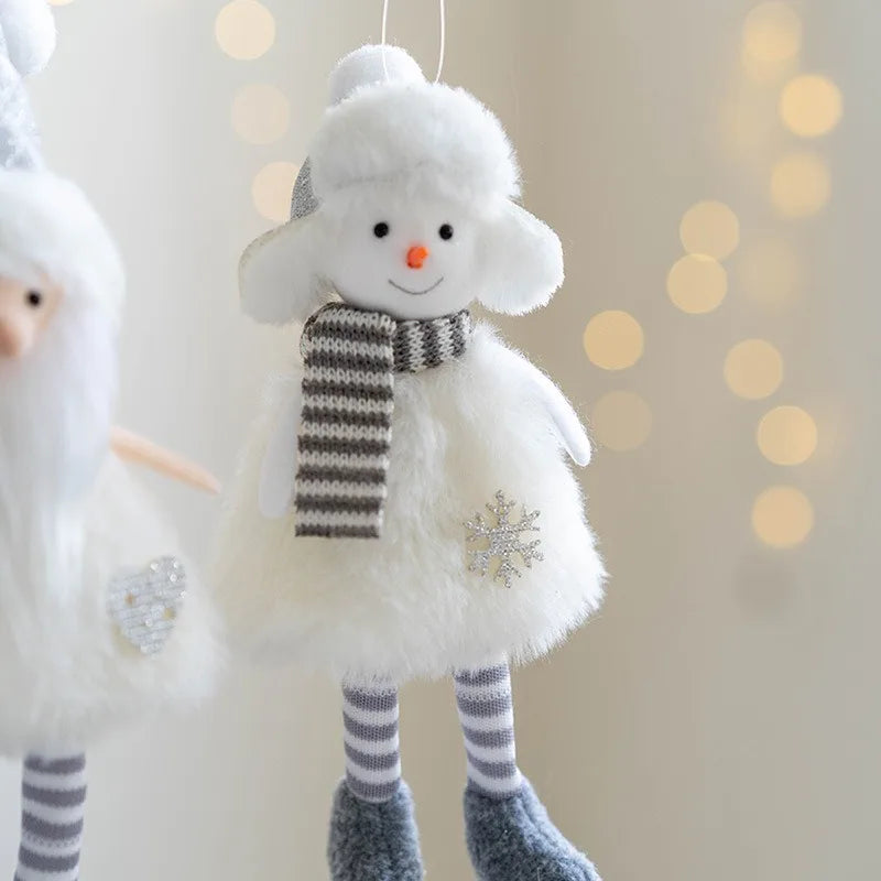 Décoration de sapin en peluche tendre mettant en scène un délicat pendentif ange