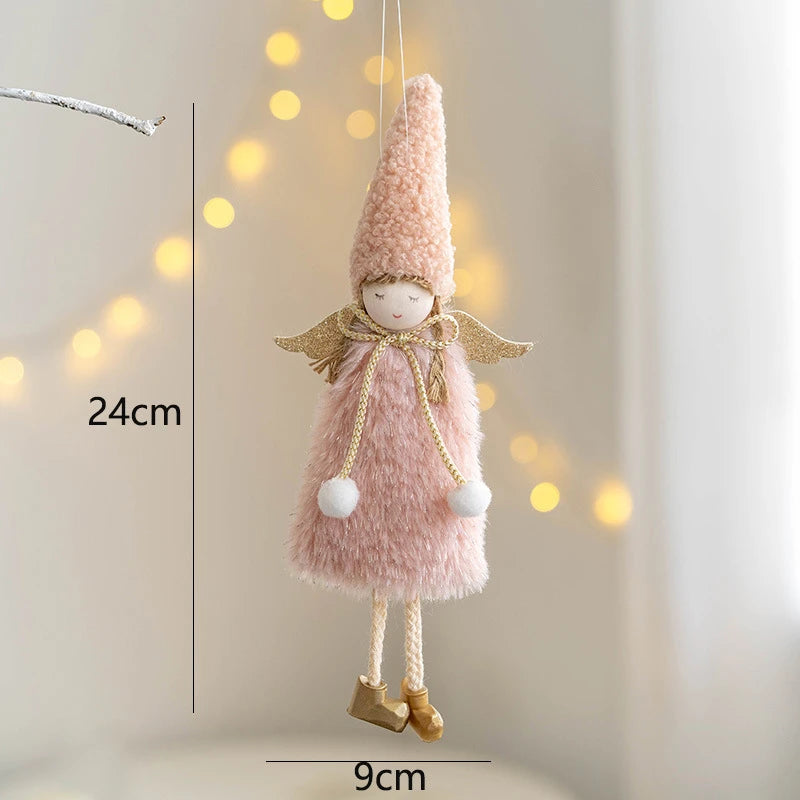 Décoration de sapin en peluche tendre mettant en scène un délicat pendentif ange