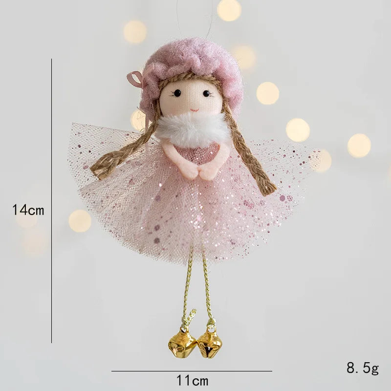 Décoration de sapin en peluche tendre mettant en scène un délicat pendentif ange