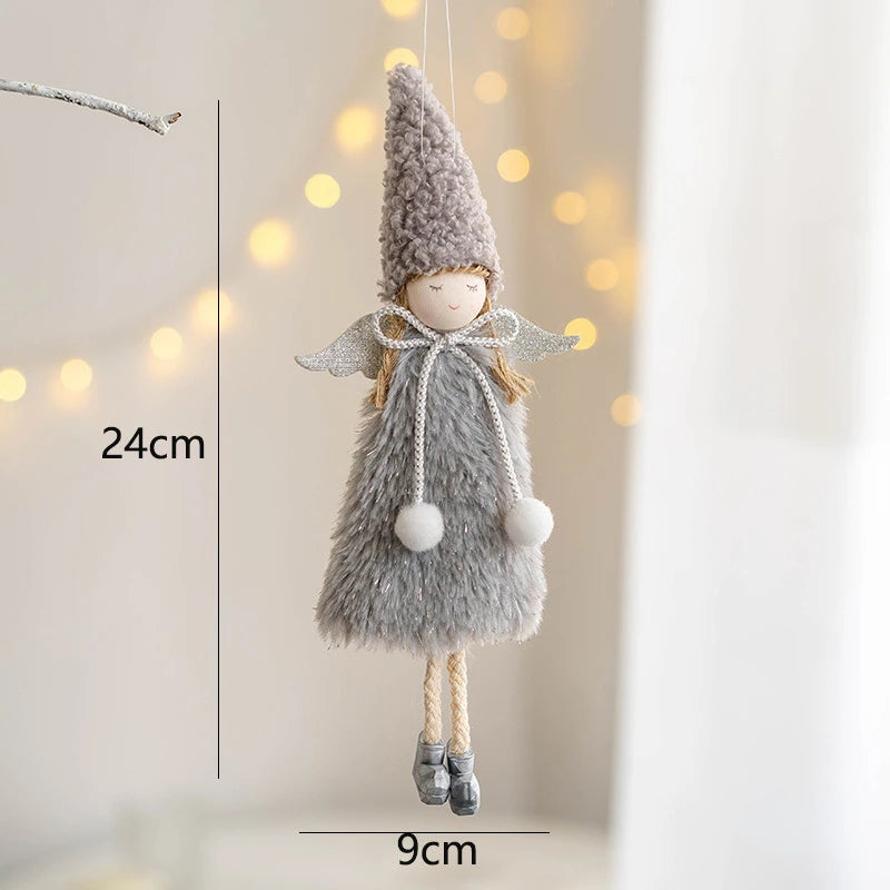 Décoration de sapin en peluche tendre mettant en scène un délicat pendentif ange