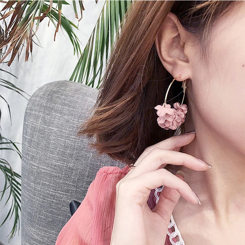 Boucles d'oreilles pour femmes Bijoux élégant tissu fleur pétale alliage cercle rond boucles d'oreilles charme couleur or