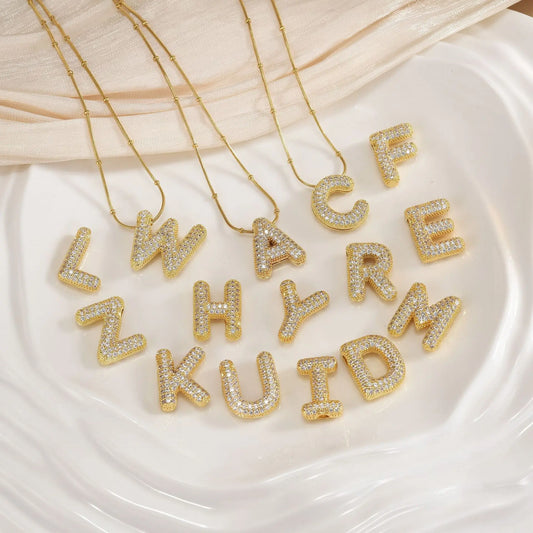 Collier pendentif 26 lettres serti de zircon brillant