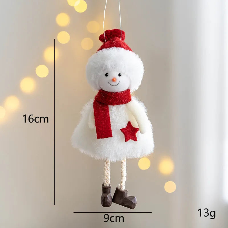 Décoration de sapin en peluche tendre mettant en scène un délicat pendentif ange