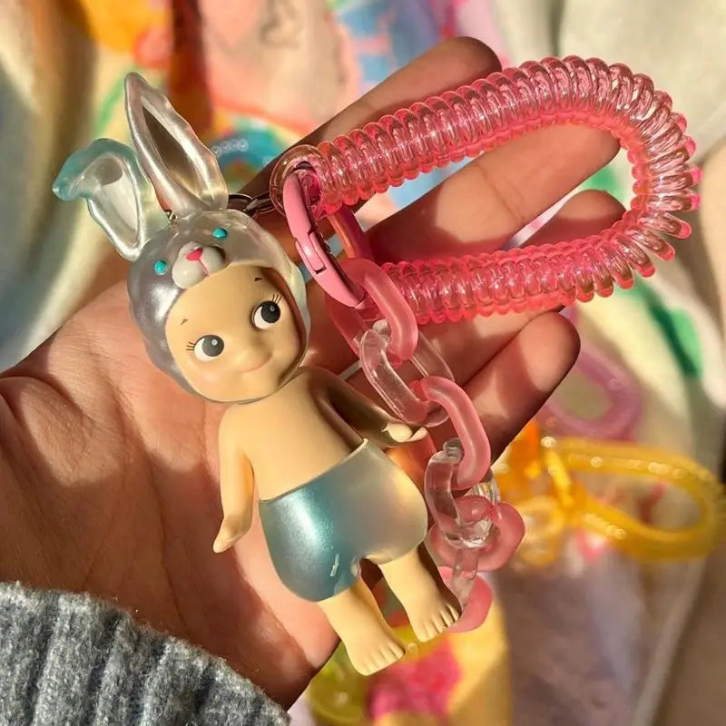 Charmantes figurines Sunny Angel en boîte mystère. Créées par MINISO, ces porte-clés anime collectibles séduisent les passionnés de tous les âges, notamment les jeunes de 7 à 14 ans.