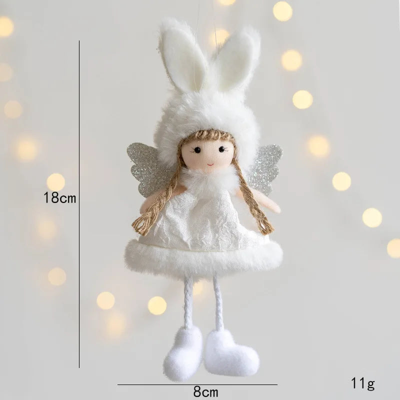 Décoration de sapin en peluche tendre mettant en scène un délicat pendentif ange