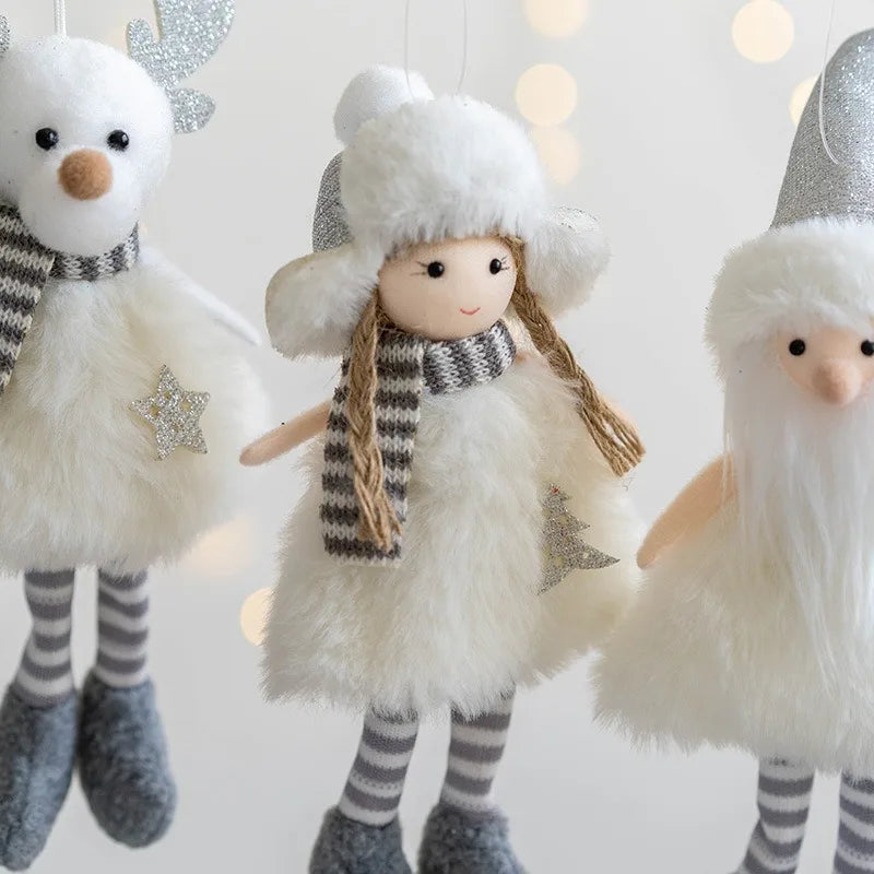 Décoration de sapin en peluche tendre mettant en scène un délicat pendentif ange