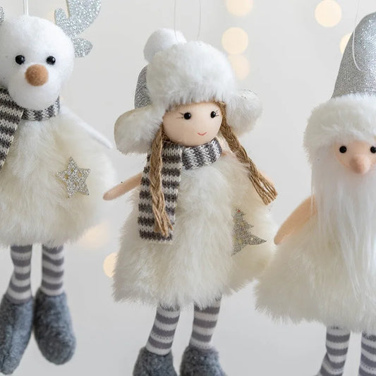 Décoration de sapin en peluche tendre mettant en scène un délicat pendentif ange