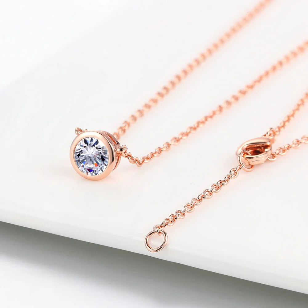 Collier avec pendentif rond en zircon cubique, couleur or